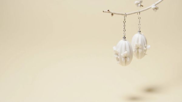 Des boucles d'oreilles en porcelaine pour un style authentique
